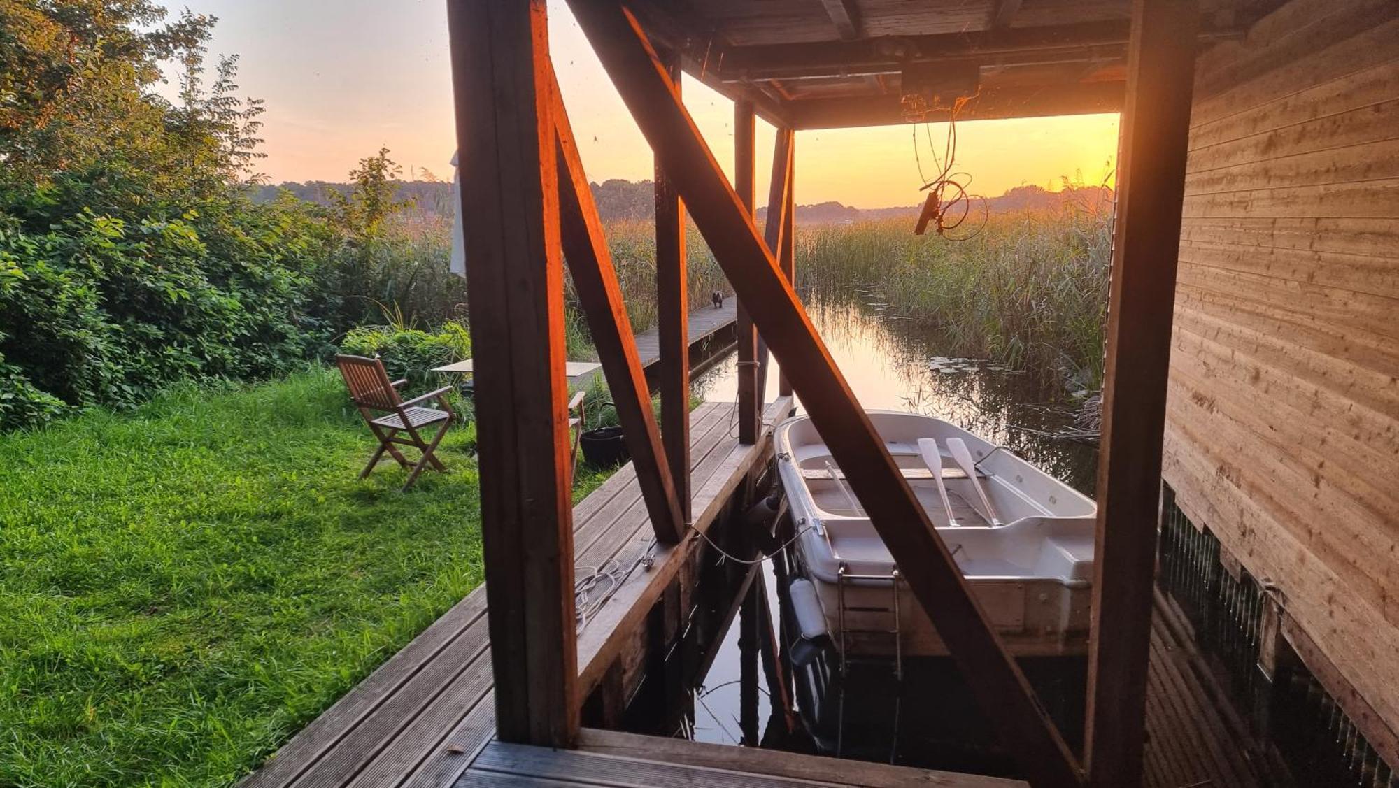 Mecklenburgische Seenplatte - Fh Mit Optionalem Steg Und Ruderboot Grosszerlang Bagian luar foto